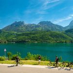 Le lac d'Annecy et les montagnes d'Annecy à vélo