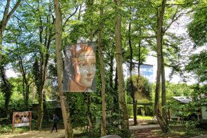 gardens of the chateau du clos luce with large images of Leonardo da Vinci