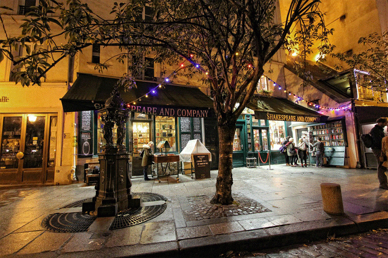 Librairie Shakespeare and Company Paris À l'extérieur de la librairie Shakespeare and Company à Paris, illuminée par une nuit noire