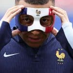 Pourquoi Mbappé porte-t-il un masque ?