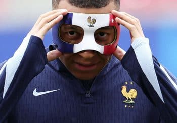 Pourquoi Mbappé porte-t-il un masque ?