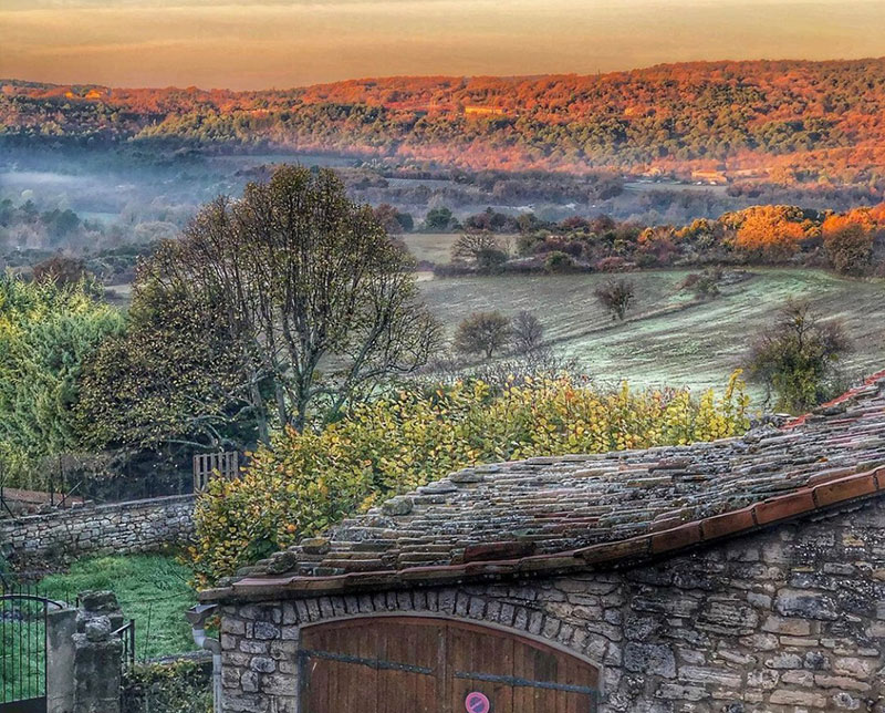 Vue sur les collines de Provence par une journée glaciale