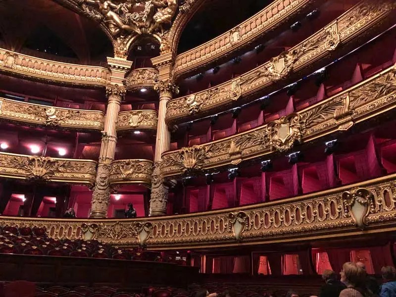 Les balcons de l'Opéra de Paris Sièges en bois doré et velours rouge aux balcons de l'Opéra de Paris