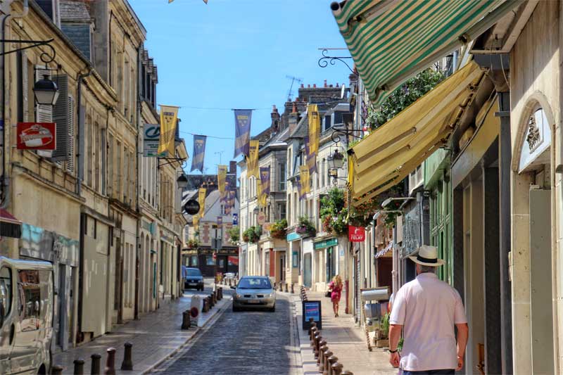 Rue ornée de banderoles dans la cité médiévale de Laon, Picardie