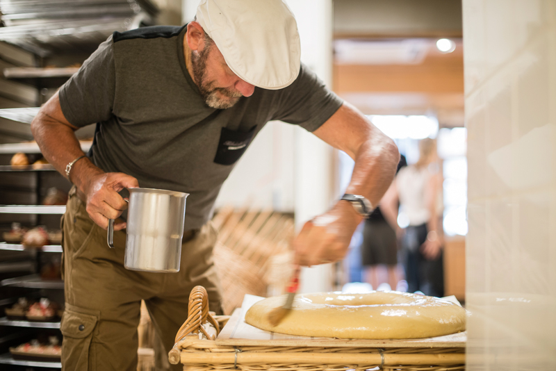 A la boulangerie Nivon Valence Photo © Cyril Crespau Valence Romans Tourisme Le boulanger badigeonne le pain cru avec de l'œuf battu