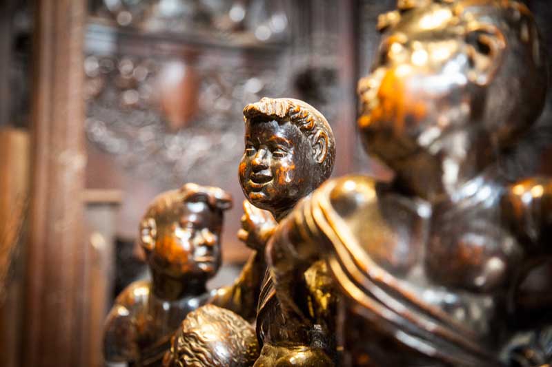 Angelots en bois dans la cathédrale d'Auch, Gers
