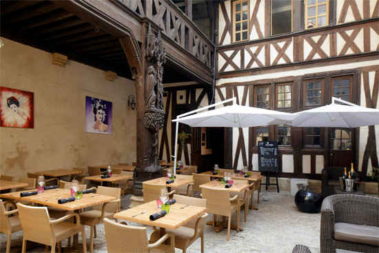 La cour du XVe siècle de l'Hôtel Philippe Le Bon, Dijon hôtel philippe le bon dijon