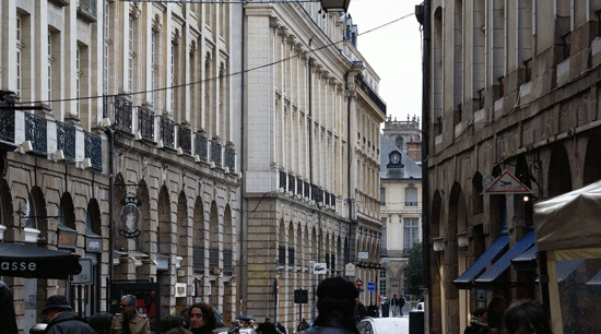 Vue sur la place du Parlement par EdoaurdHue Wikipedia Rennes-Bas_de_la_place_du_Parlement