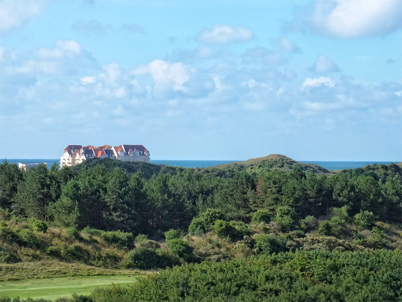 Vue depuis un parcours de golf entouré d'arbres en bord de mer au Touquet
