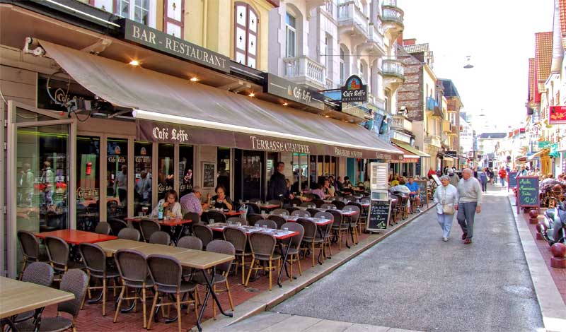 Rue bordée de restaurants et de bars, tables sur les trottoirs à Le Touquet France