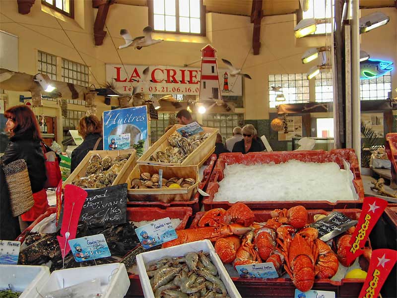 Poissons et homards exposés sur un marché couvert de style art déco au Touquet