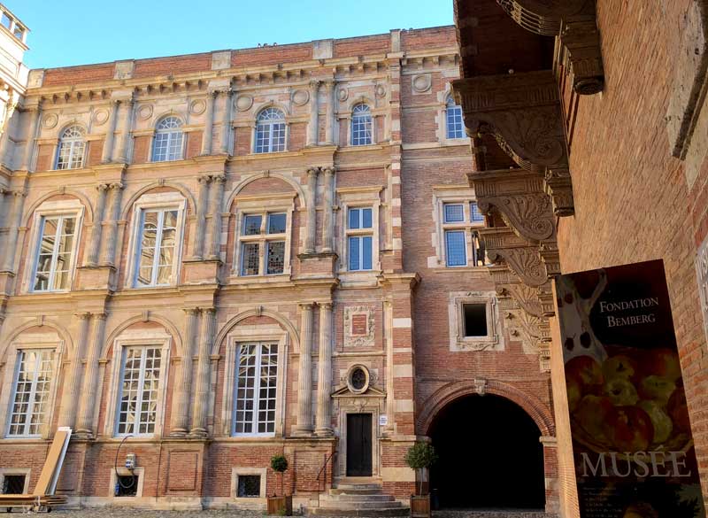 Cour pavée d'un grand hôtel particulier du XVIIe siècle à Toulouse, aujourd'hui Fondation Bemberg