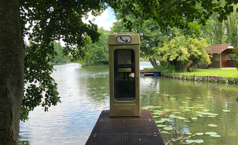 Installation artistique d'une cabine téléphonique sur un pont à Amiens