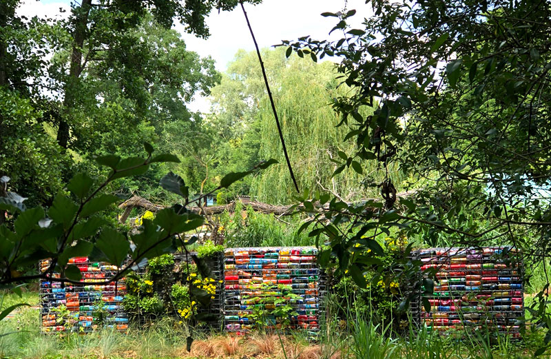 Des canettes de boissons colorées recyclées utilisées pour créer un mur, Amiens, France