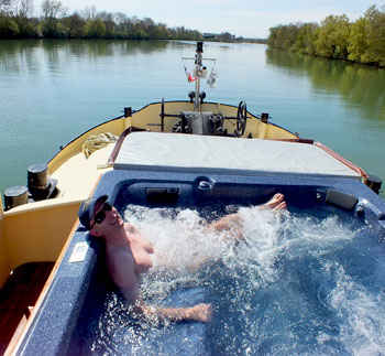 jacuzzi sur une péniche bordeaux