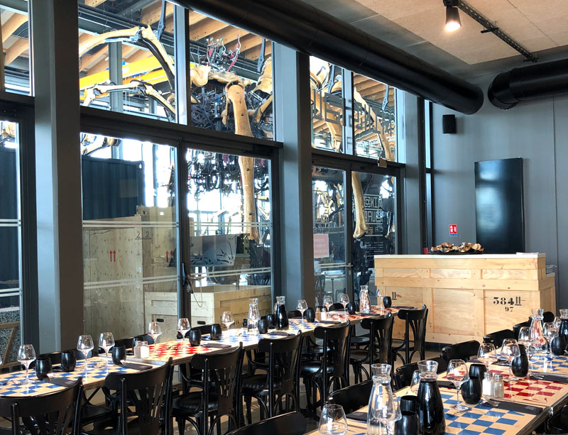 A travers la fenêtre d'un café on peut apercevoir les pattes d'une araignée mécanique géante ! Minotaure Café Toulouse