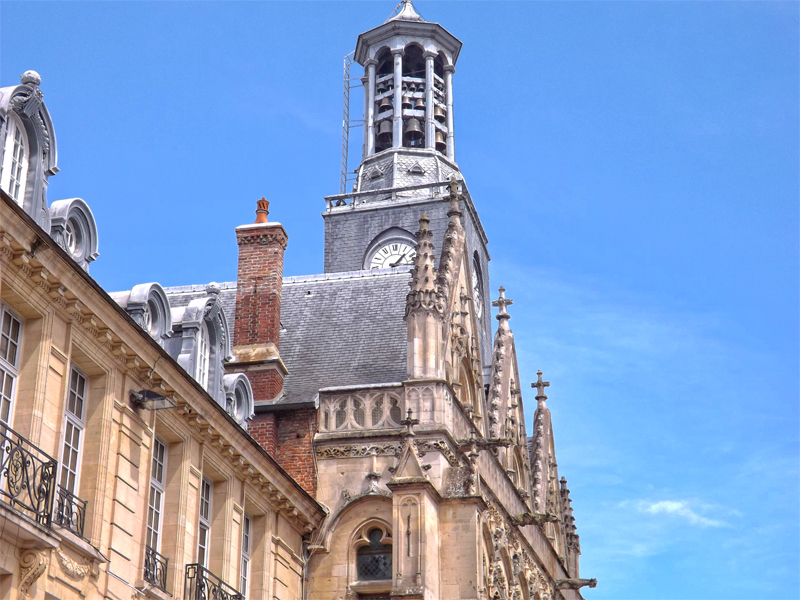 Joli beffroi sur un ancien bâtiment avec de nombreuses cloches au sommet d'une horloge de ville