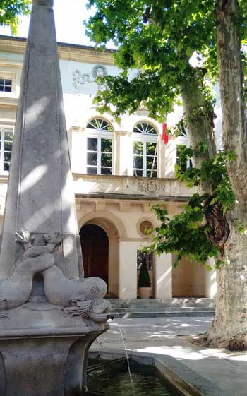 Fontaine sur une place arborée de platanes à Saint-Rémy-de-Provence