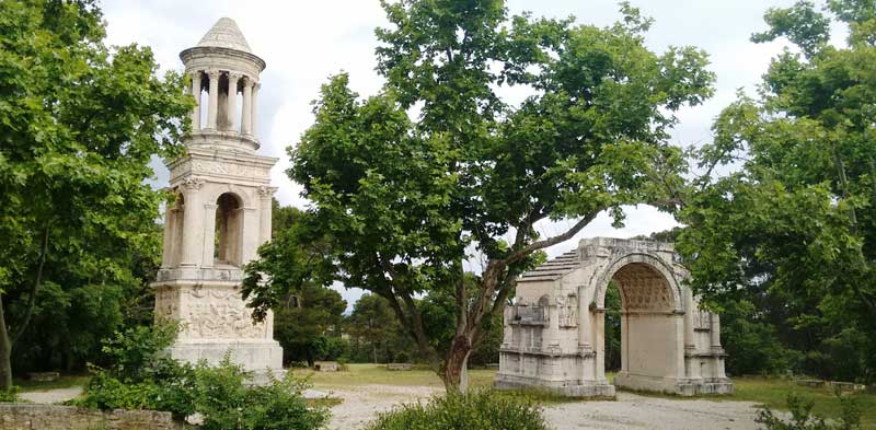 Ruines romaines, un mausolée et une arche à Saint-Rémy de Provence, France