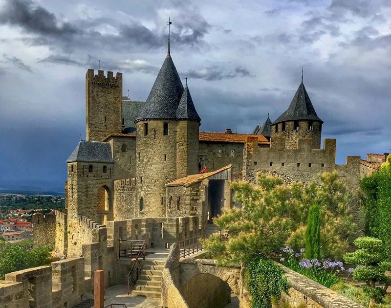 Les tours et les tourelles s'élèvent vers le ciel à la citadelle de Carcassonne, dans le sud de la France