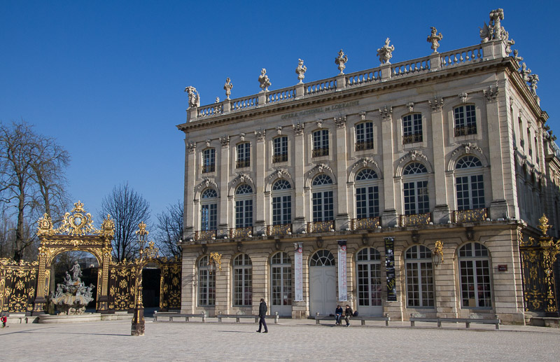 Place Stanislas, bâtiments couleur crème et grilles en fer forgé Place Stanislas-Nancy