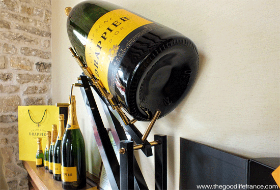 Bouteilles de champagne alignées... la-plus-grande-bouteille-de-champagne-du-monde