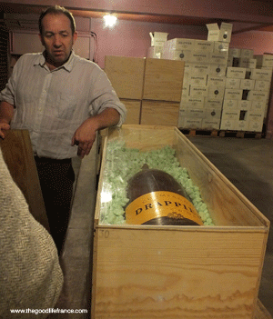 Une bouteille de champagne presque aussi grande qu'un homme, Melchizedekis champagne Melchizédekis