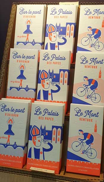 Tablettes de chocolat fabriquées par un artisan d'Avignon, paquets illustrés de scènes locales