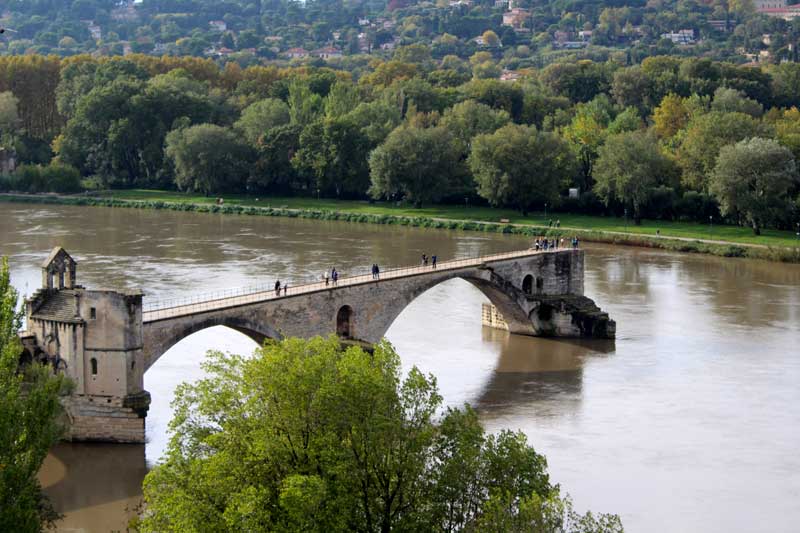 Pont d'Avignon Pont d'Avignon qui s'étend jusqu'à mi-chemin jusqu'au milieu du fleuve
