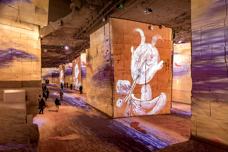 Au cœur des Carrières de Lumières, Baux de Provence A l'intérieur d'une immense carrière de pierre en Provence devenue aujourd'hui un immense centre d'art numérique, l'art est projeté sur les murs