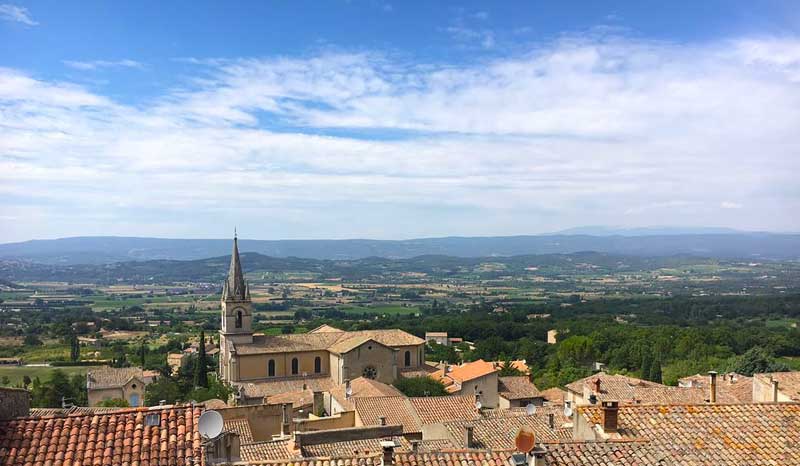 Vue sur Bonnieux Vue sur le haut de la ville de Bonnieux, Provence, toits de tuiles en terre cuite sur fond de ciel bleu