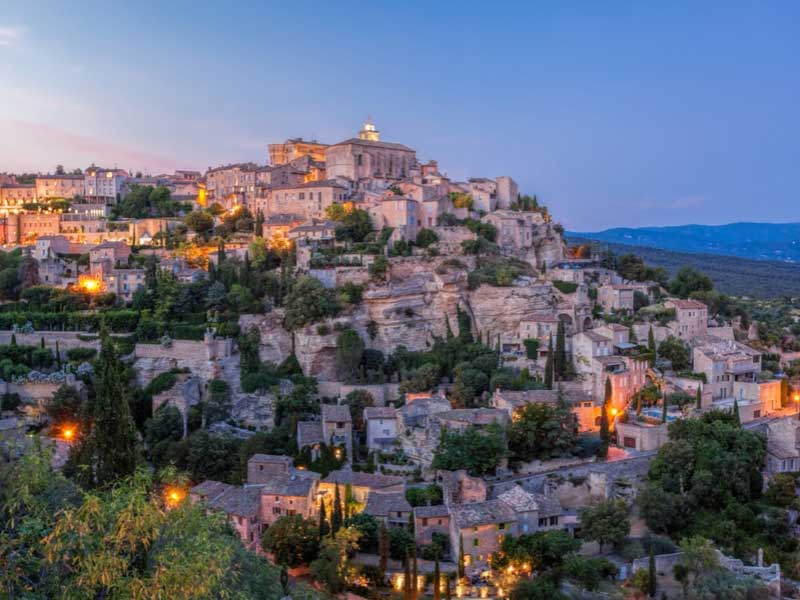 La magie de Gordes, Provence La ville de Gordes, perchée au sommet d'une colline en Provence, s'illumine à la tombée de la nuit
