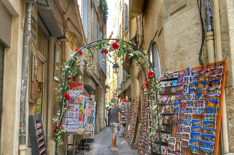 Montpellier est un joyau absolu du sud de la France Rue pavée du quartier de la vieille ville de Montpellier, bordée de boutiques et de présentoirs de cartes postales