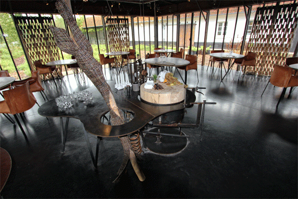Salle à manger contemporaine de La Grenouilère avec vue sur la campagne