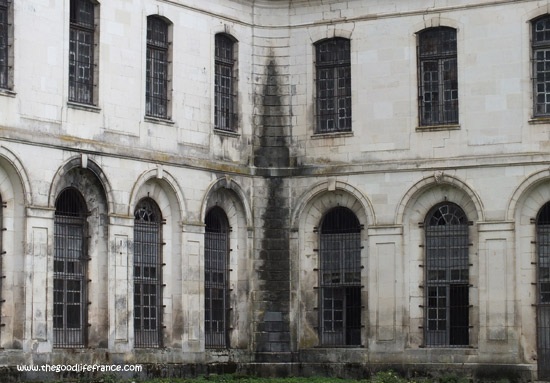 abbaye-de-clairvaux-barreaux-aux-fenetres