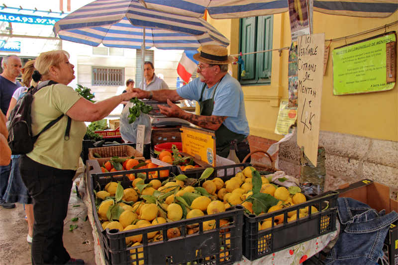 Menton est célèbre pour ses citrons Une femme achète des citrons frais sur un étal du marché de Menton, dans le sud de la France