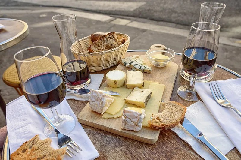How to eat cheese the French way