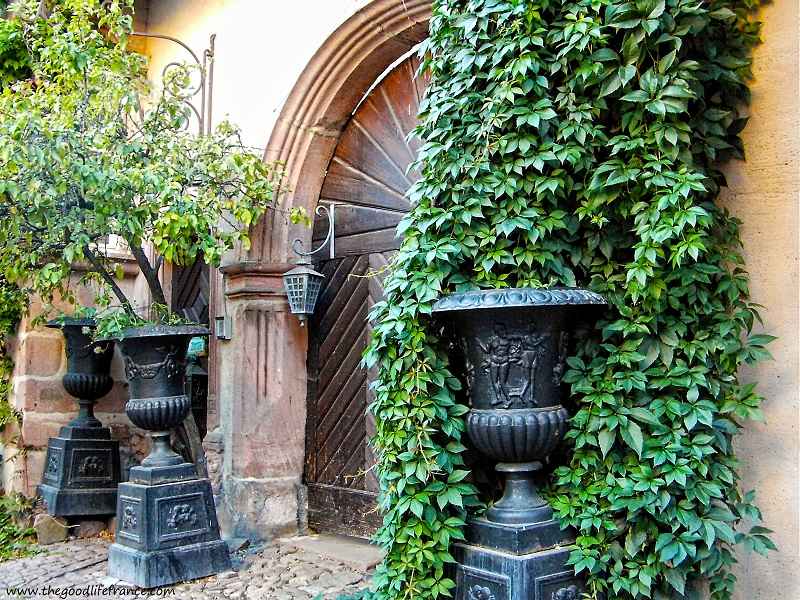 Les grandes portes des jardins secrets de Riquewihr belles portes de france à riquewihr