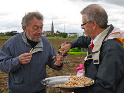 Le président de la Confrérie, André Icard, sert du Pinot Blanc et propose des amuse-gueules aux asperges asperges et vin