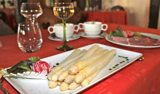 Plat typique d'asperges en France plat d'asperges