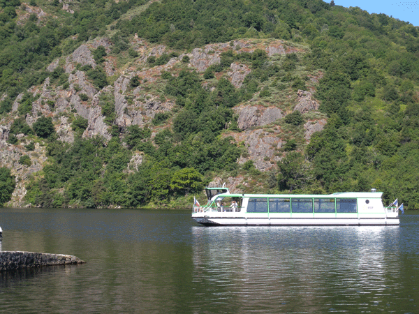 Promenade en bateau dans la campagne près de Saint Etienne Crédit Saint-Etienne Tourisme promenade-en-bateau-saint-etienne