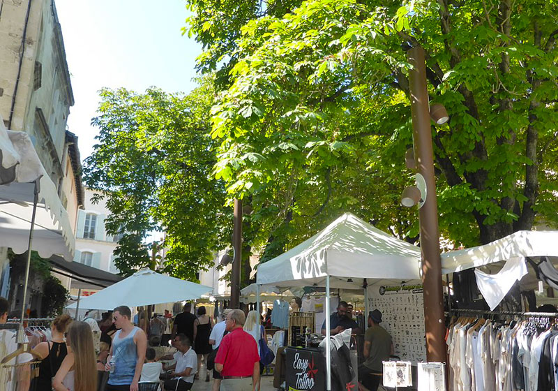 Les étals du marché dans la jolie ville de Saint-Rémy-de-Provence, France