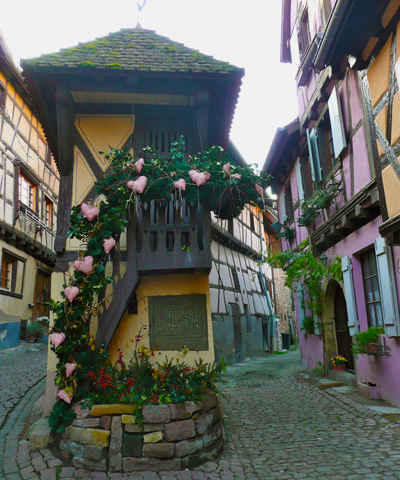Même le pigeonnier est décoré pour Noël ! marché de noël d'éguisheim
