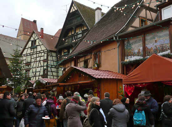 Le marché se situe dans la rue principale d'Eguisheim marché de noël d'éguisheim