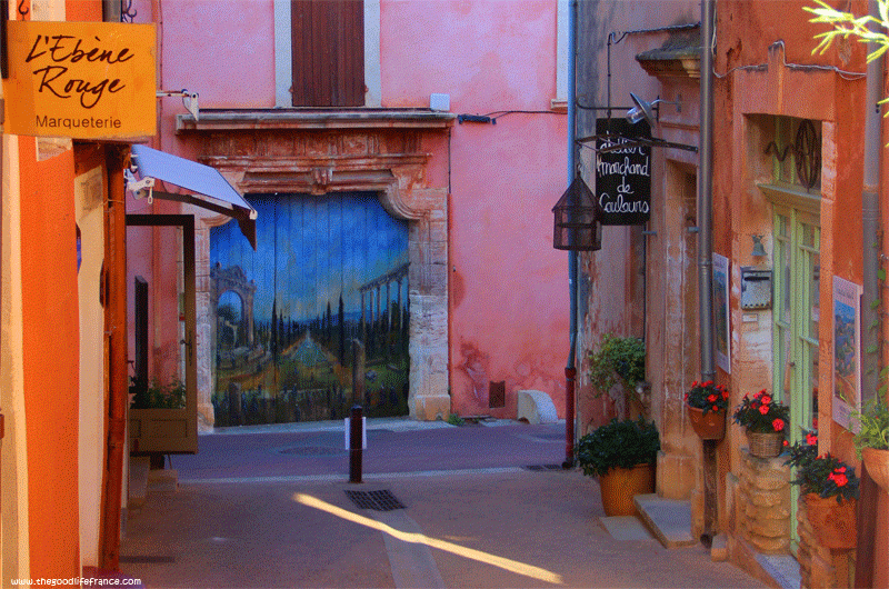 Roussillon, une ville vraiment colorée Couleurs ocre vibrantes des bâtiments des ruelles étroites de Roussillon Provence