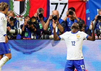 Championnat d&rsquo;Europe de football : relève tardive avec un but contre son camp : les minimalistes français continuent