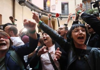 Élections à l&rsquo;Assemblée nationale : élections françaises : la gauche étonnamment en avance, le Premier ministre veut partir