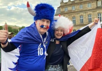 Supporters français sur la Schlossplatz de Stuttgart : « Les Allemands devraient aimer leur pays – pas seulement aux Championnats d&rsquo;Europe »