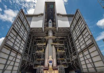Transporteur dans l&rsquo;espace : l&rsquo;espoir de l&rsquo;Europe : la fusée Ariane 6 peu avant le décollage