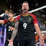 Victoire palpitante au début des Jeux olympiques : peut battre tout le monde : les volleyeurs d'humeur médaillée